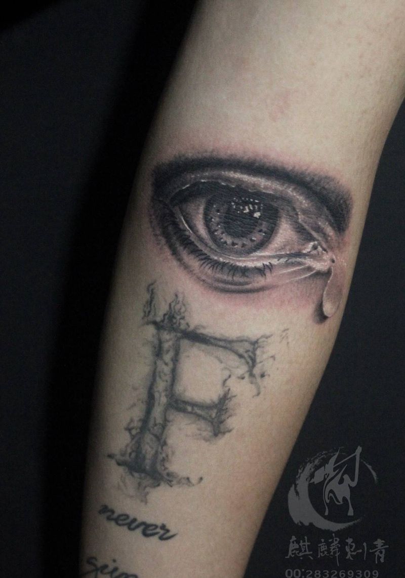 臂弯里的眼睛纹身图片_成品手臂写实黑灰纹身图案