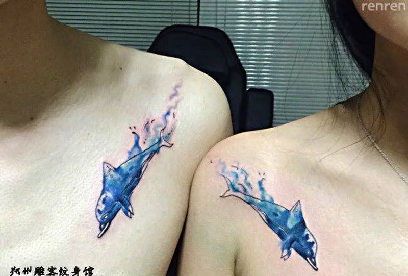 情侣海豚纹身图片_成品胸部欧美动物郑州纹身图案