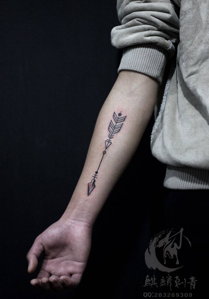 小箭头纹身图片_线条情侣清新成品手臂纹身图案