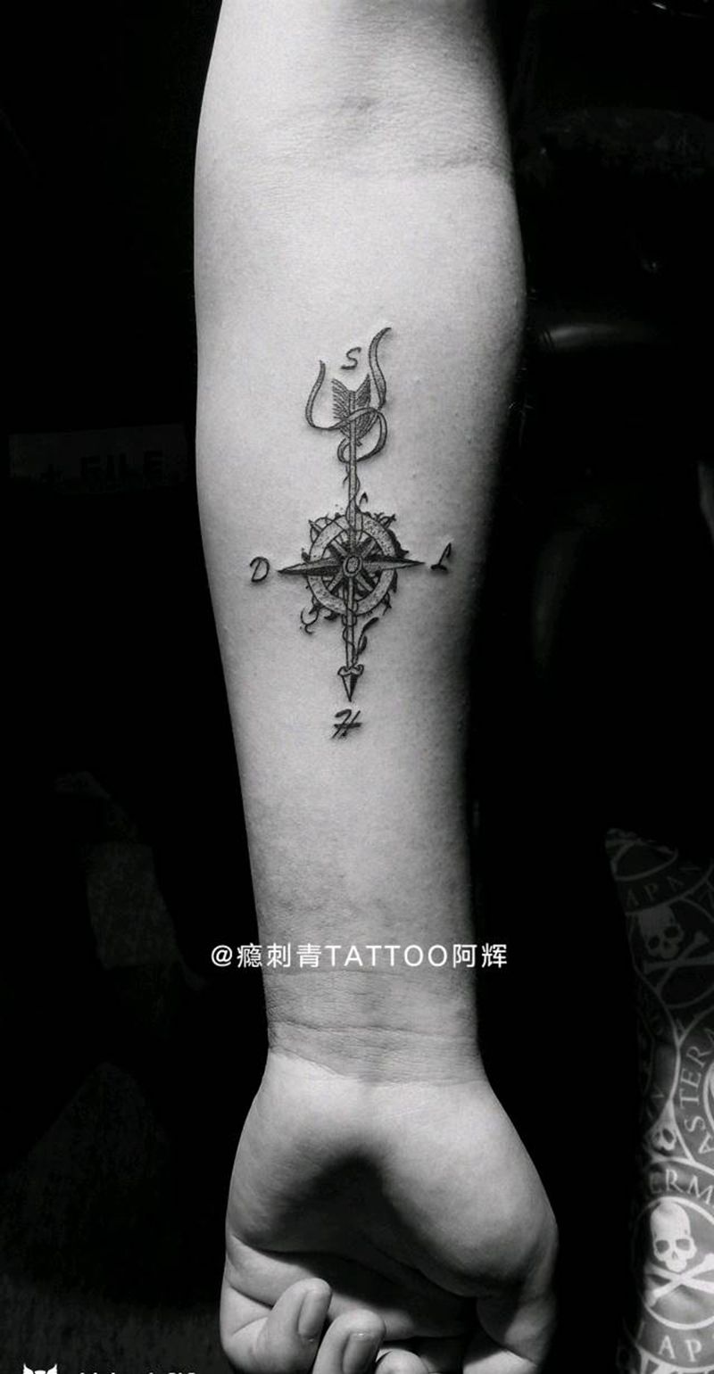 指南针纹身图片_手臂清新字符成品纹身图案