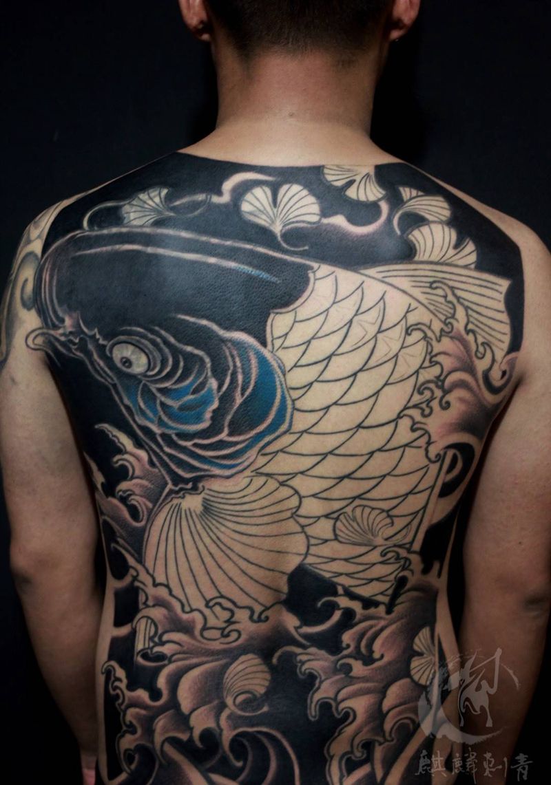 遮盖纹身图片_背部传统动物彩色遮盖纹身图案