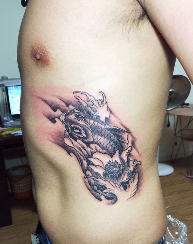 招财鱼纹身纹身图片_成品腹部传统动物郑州纹身图案