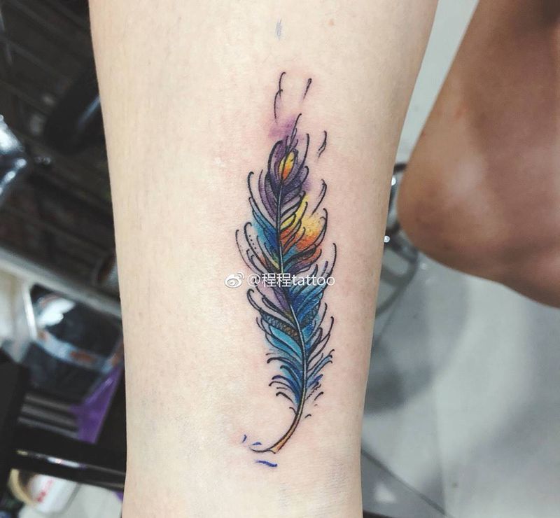 彩色羽毛纹身图片_腿部纹身图案