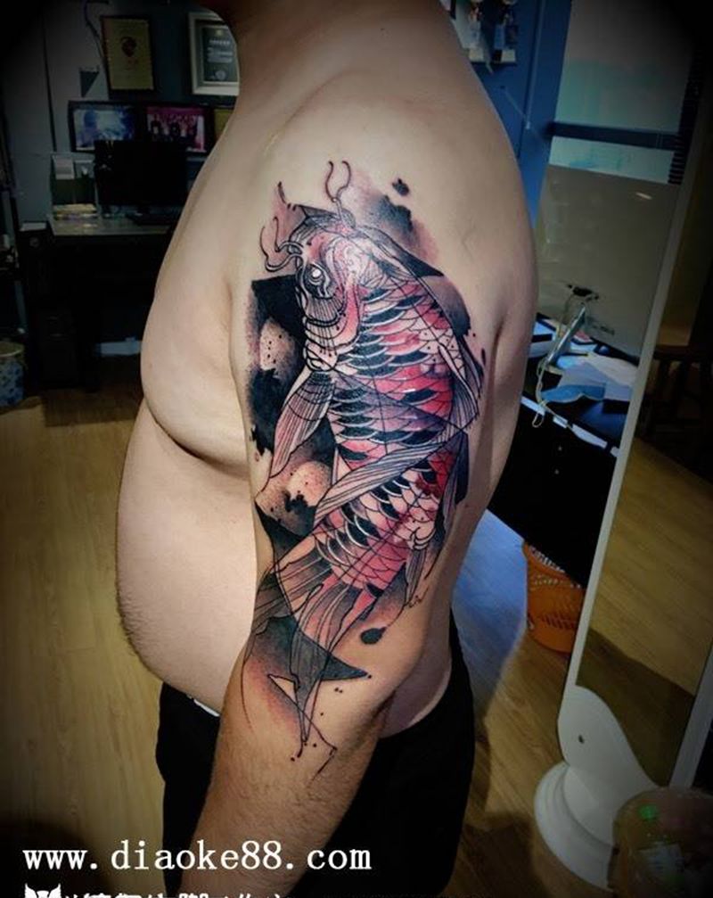 招财鱼纹身图片_成品手臂传统动物人体穿孔郑州纹身图案