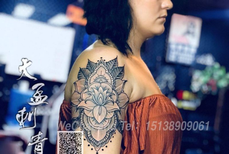 梵花纹身图片_肩部纹身图案