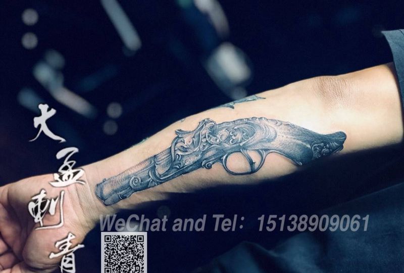 复古手枪纹身图片