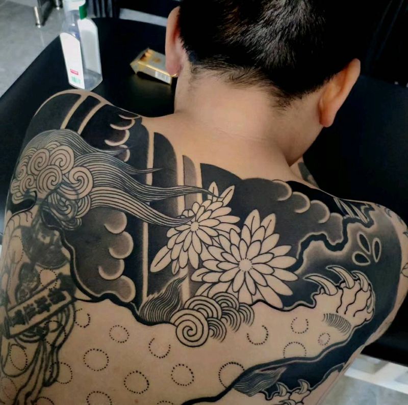 局部纹身图片_背部老传统纹身图案