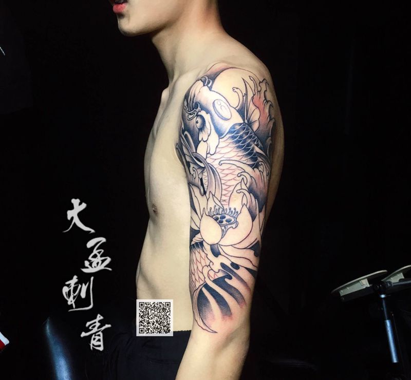 大臂鲤鱼纹身图片_手臂新传统纹身图案