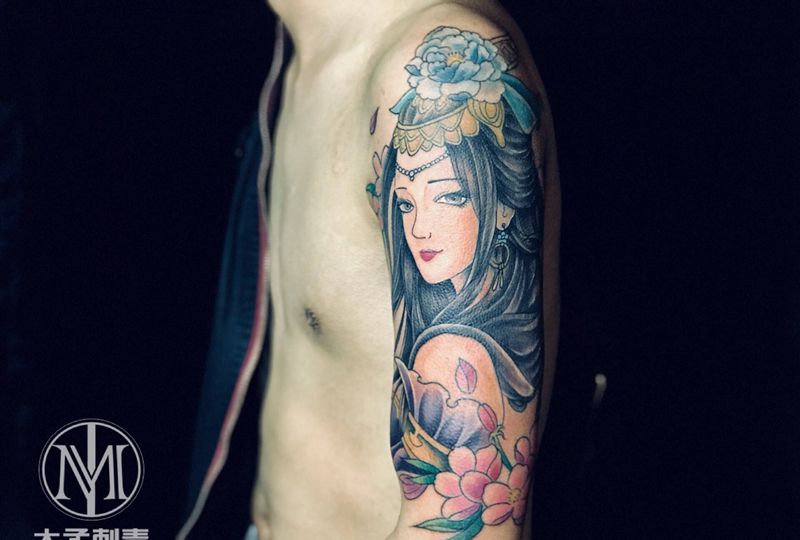 大臂艺妓纹身图片_手臂新传统纹身图案
