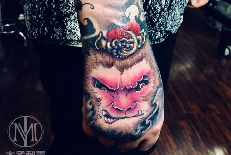 手面孙悟空纹身图片_手部新传统纹身图案