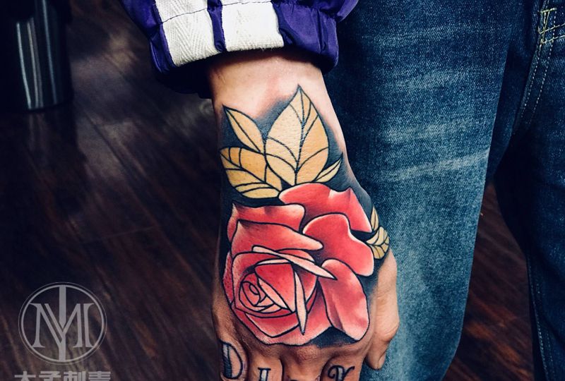 字母玫瑰纹身图片_手部Old School花体字纹身图案