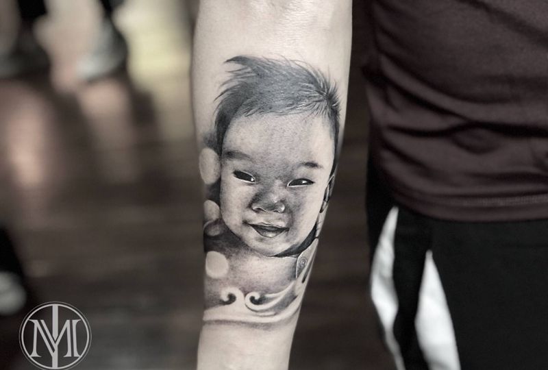宝宝肖像纹身图片_手臂欧美写实纹身图案