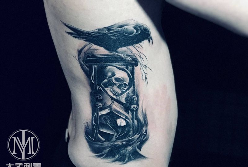 沙漏骷髅乌鸦纹身图片_腰部欧美写实纹身图案