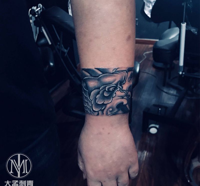 臂环纹身图片_手臂新传统纹身图案