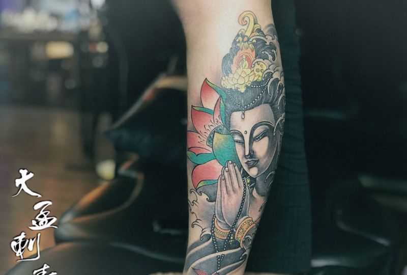 菩萨纹身图片_腿部新传统纹身图案
