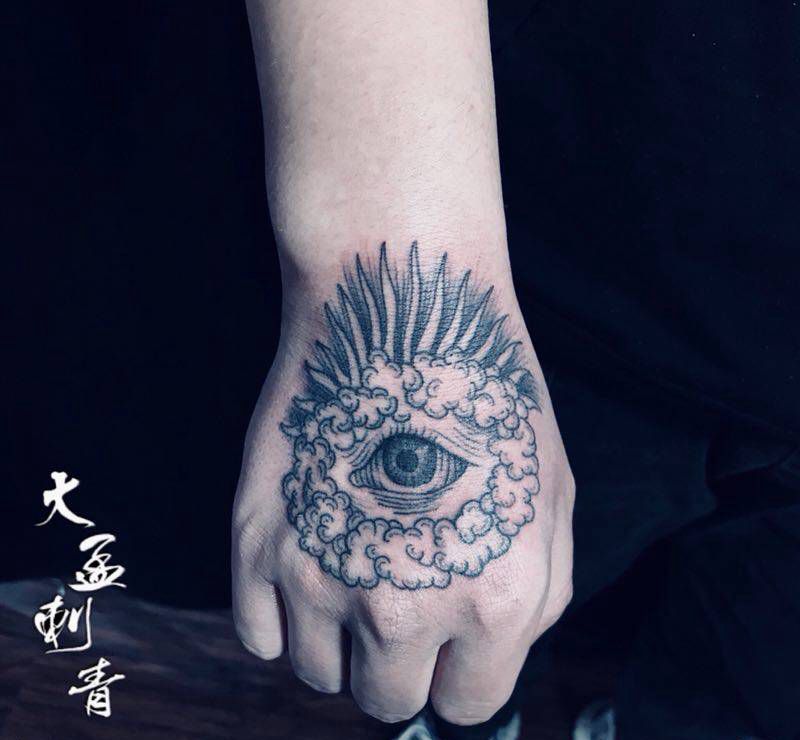 暗黑眼纹身图片_手部暗黑风格纹身图案