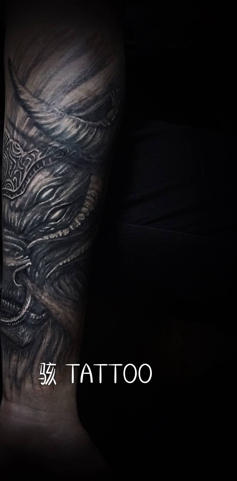 《半•面》纹身图片_手臂新传统牛魔纹身图案