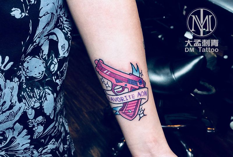 可酷可萌小手枪纹身图片_手臂New School纹身图案