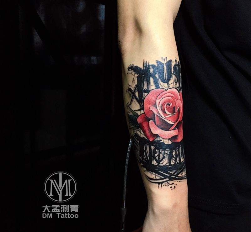 花体英文玫瑰花纹身图片_手臂花体字纹身图案