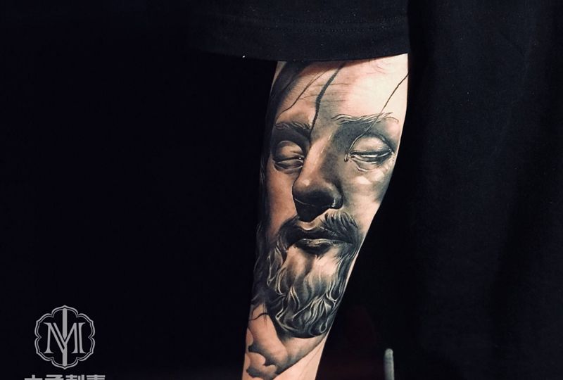 耶稣纹身图片_手臂欧美写实纹身图案
