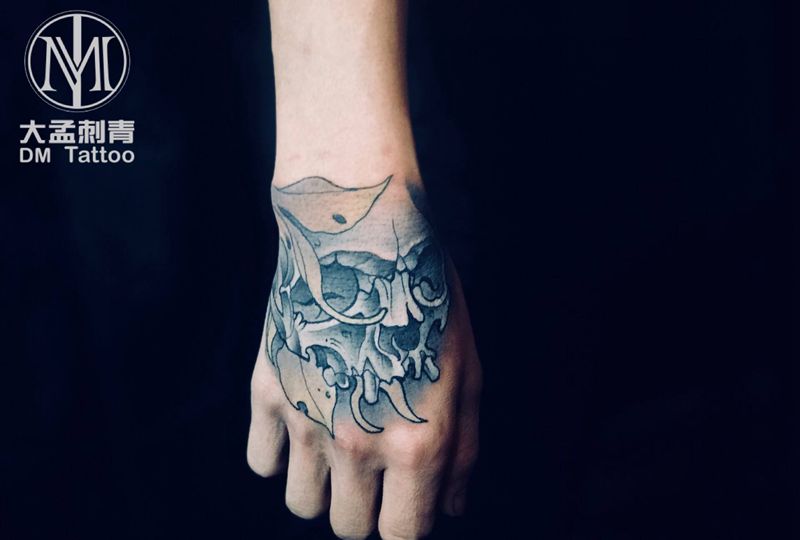 骷髅头纹身图片_手部New School纹身图案