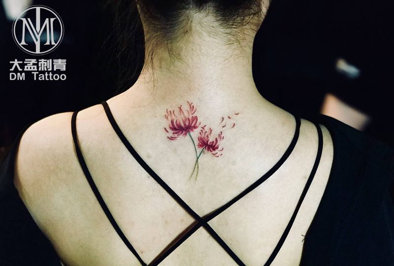彼岸花纹身图片_背部纹身图案