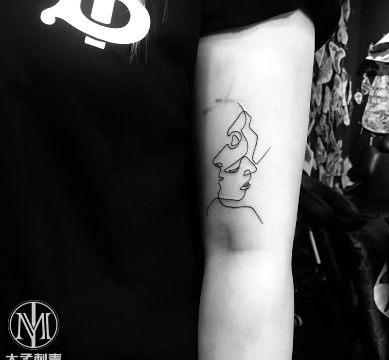 抽象人物纹身图片_手臂几何纹身图案