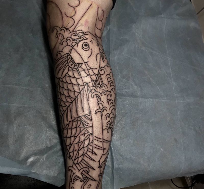包小腿鲤鱼荷花割线作品纹身图片_腿部老传统纹身图案