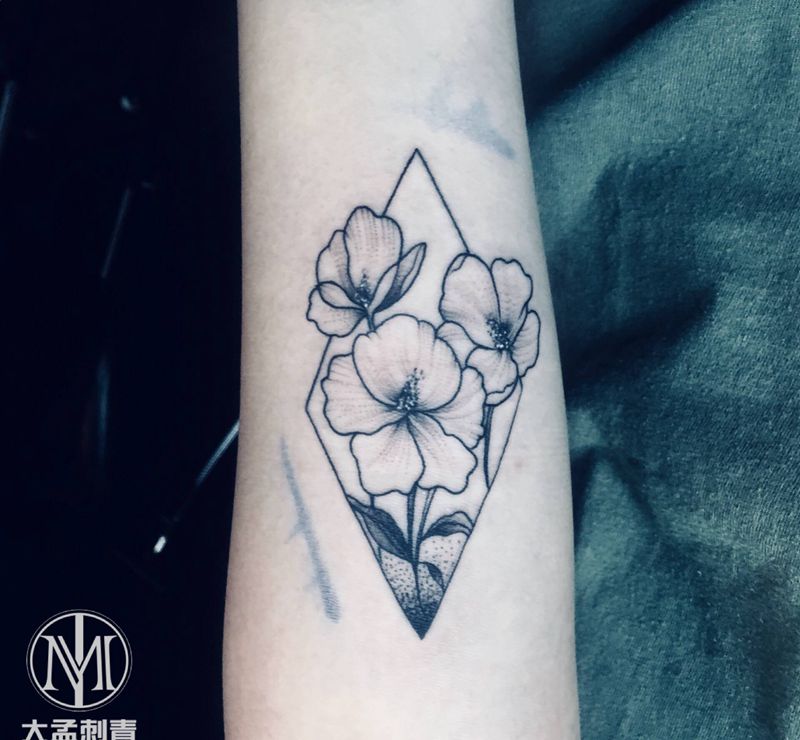 韩式素花纹身图片_手臂几何纹身图案