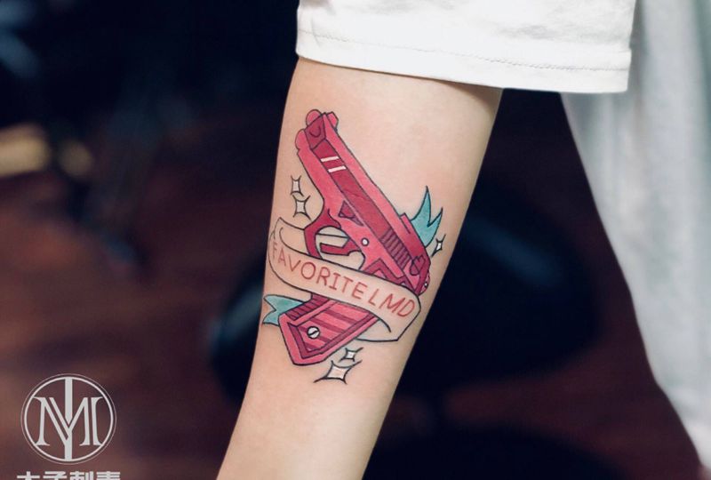手枪纹身图片_手臂Old School纹身图案