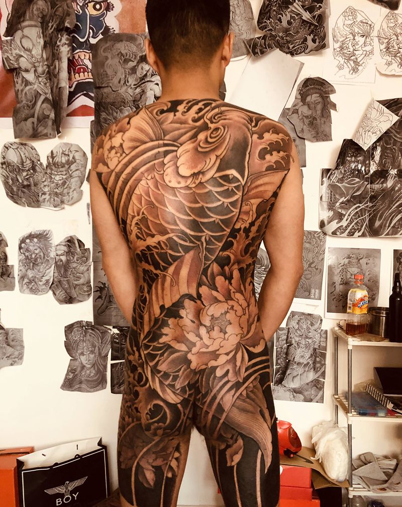 招财鱼纹身图片_背部纹身图案