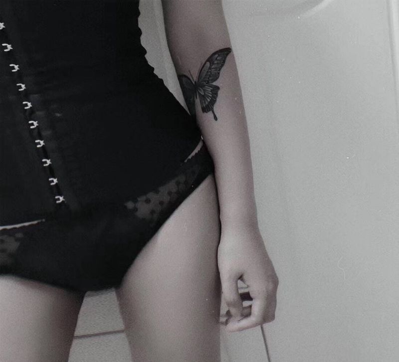 蝴蝶纹身图片_手臂点刺纹身图案
