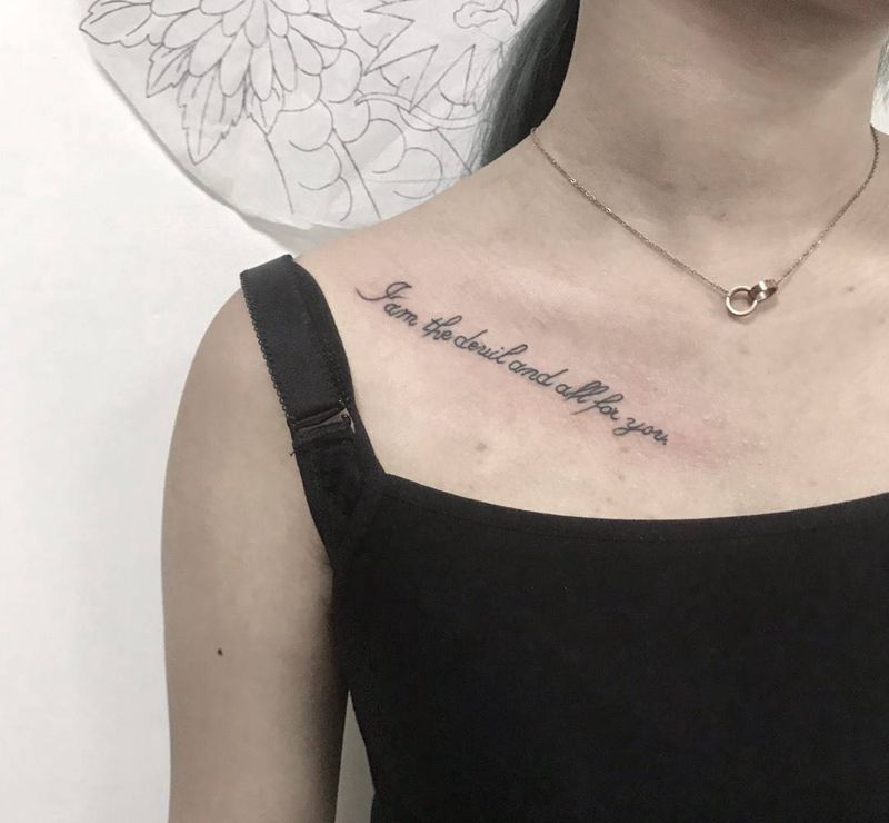 锁骨字母分分钟完成纹身图片