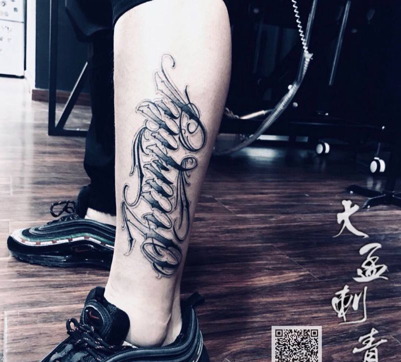 花体英文纹身图片_腿部纹身图案