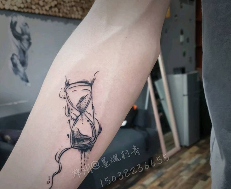 沙漏纹身图片_手臂纹身图案