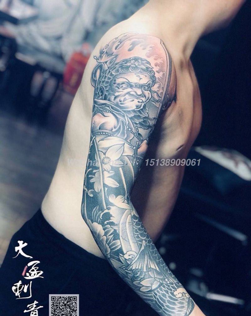 不动明王鲤鱼花臂纹身图片_手臂新传统纹身图案