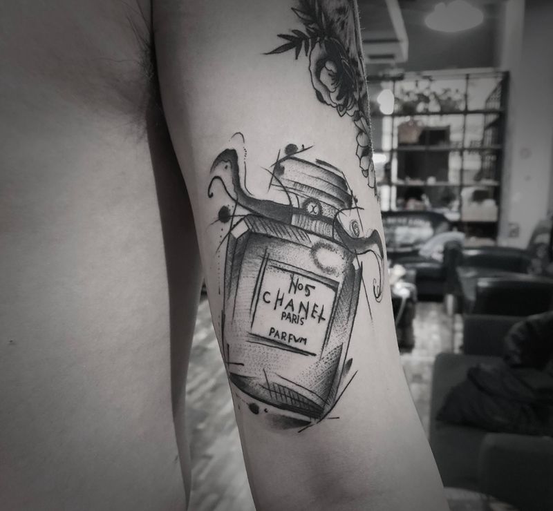 香水瓶纹身图片_水墨纹身图案