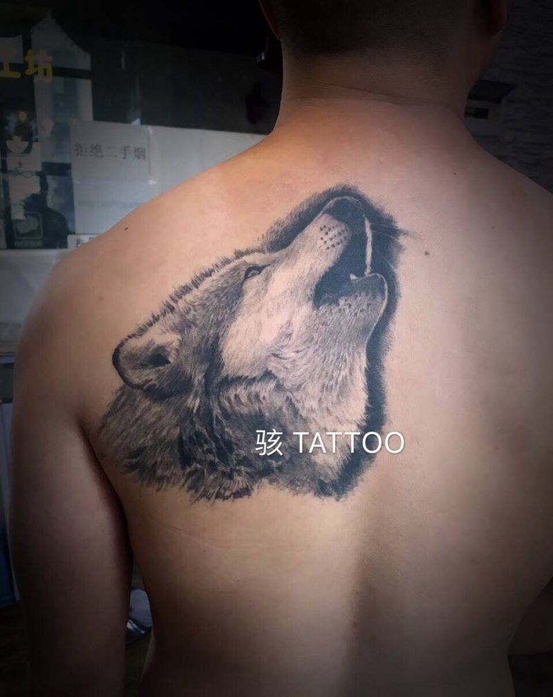 《啸》纹身图片_肩部欧美写实狼纹身图案