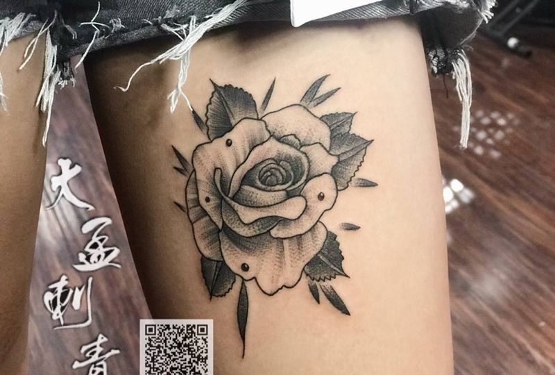 拉丝玫瑰纹身图片_腿部纹身图案