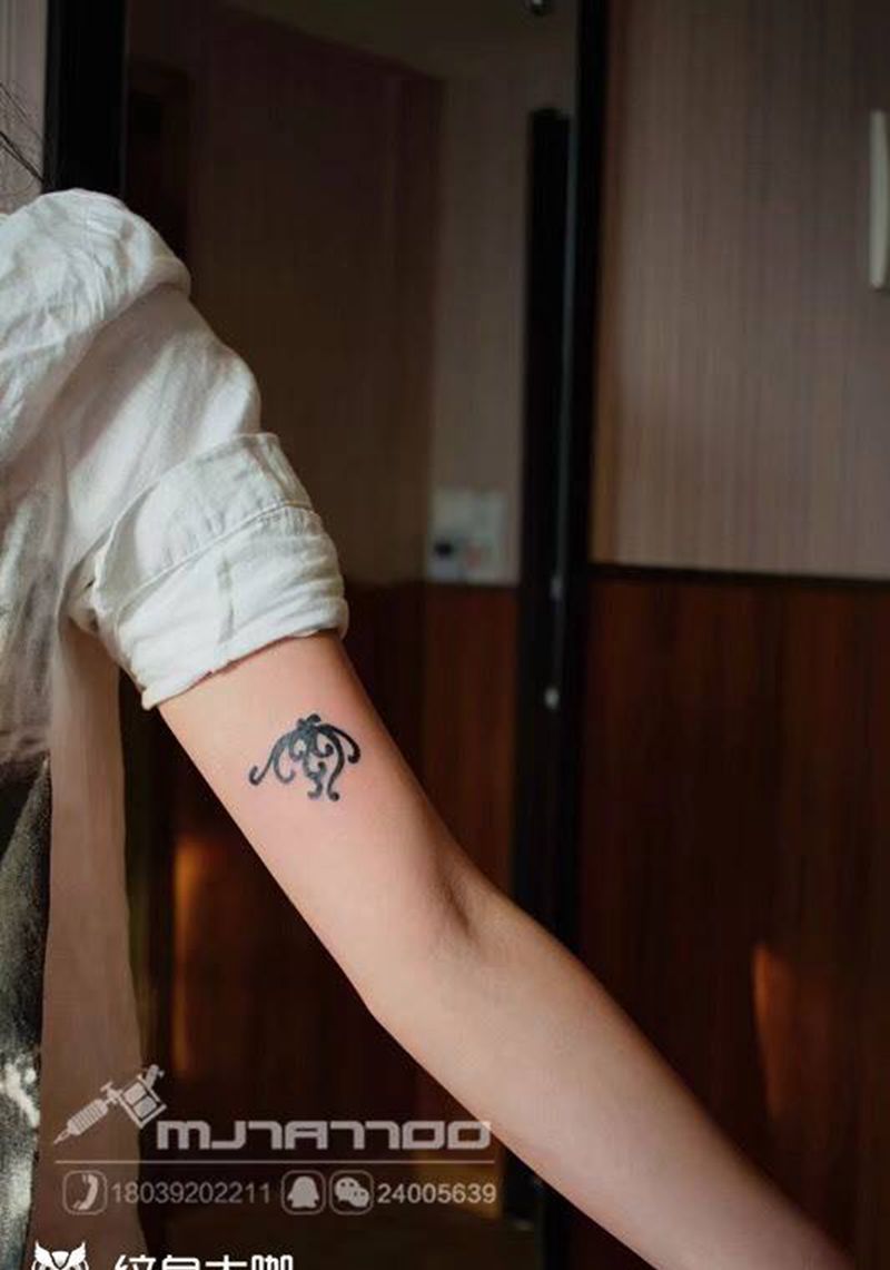 彼岸花图腾纹身图片