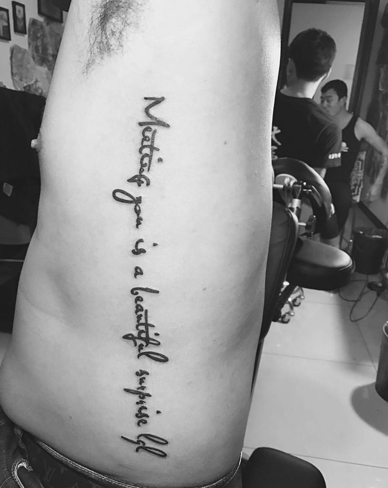 侧腰字母纹身图片_成品腰部原创纹身图案