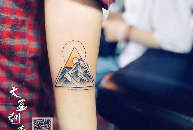 小臂点刺小图纹身图片_成品原创纹身图案