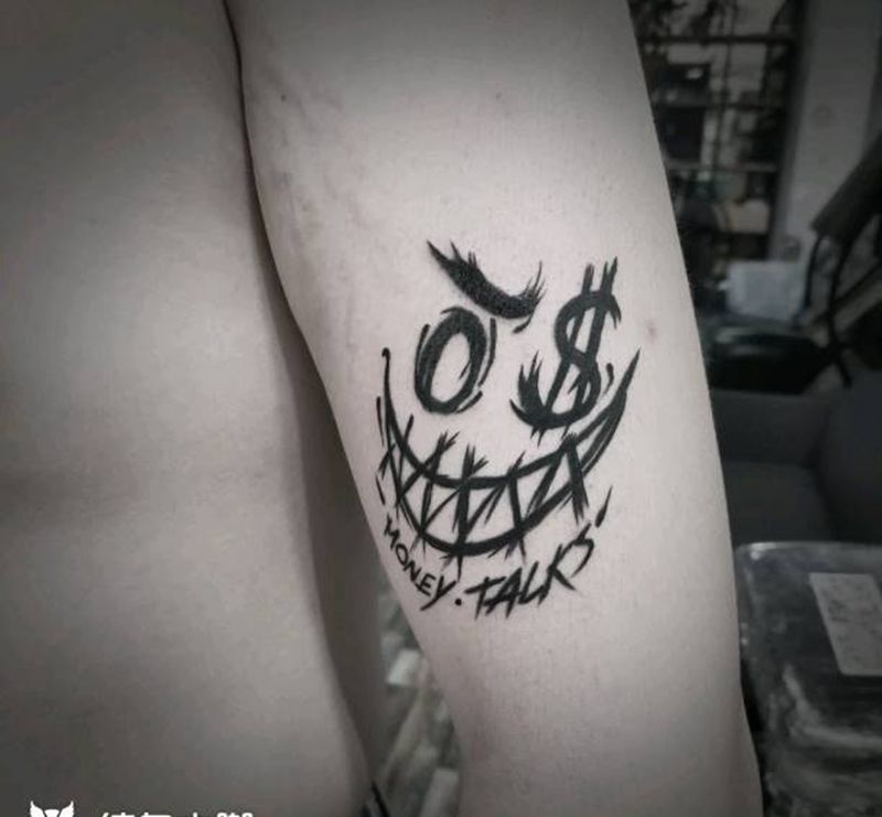 小丑纹身图片_手臂水墨纹身图案