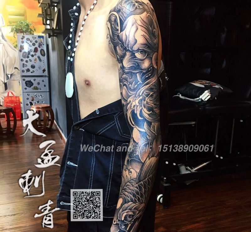 般若鲤鱼花臂纹身图片_手臂新传统纹身图案