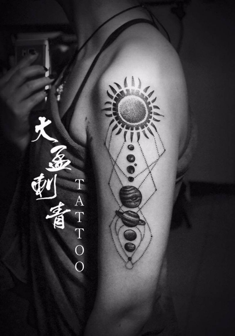 大臂点刺星球纹身图片_成品原创手臂纹身图案