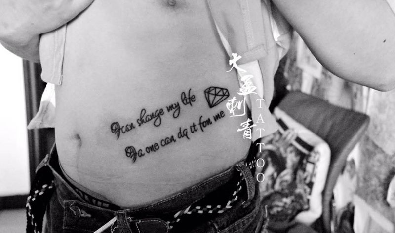 侧腰字母纹身图片