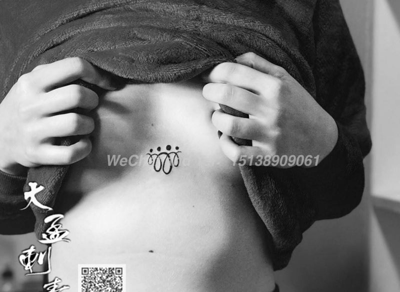 小清新纹身图片_胸部纹身图案