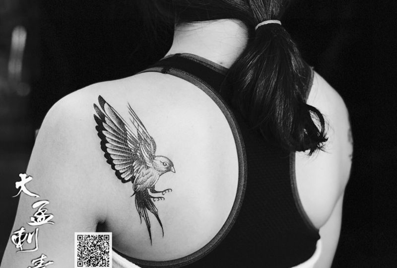 蜂鸟纹身图片_背部纹身图案