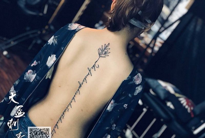 脊椎骨字母纹身图片_成品原创纹身图案