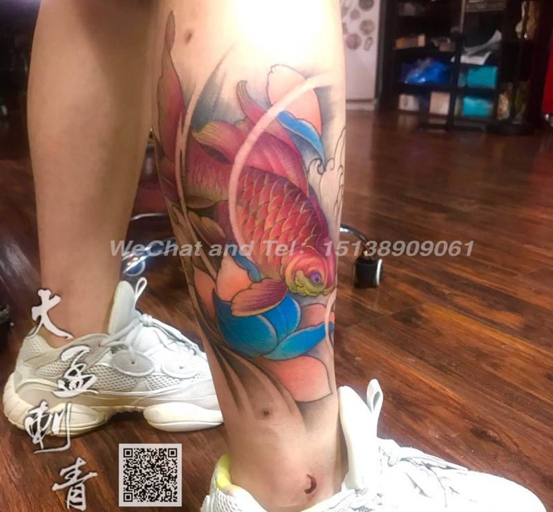 金鱼荷花纹身图片_成品传统原创腿部纹身图案